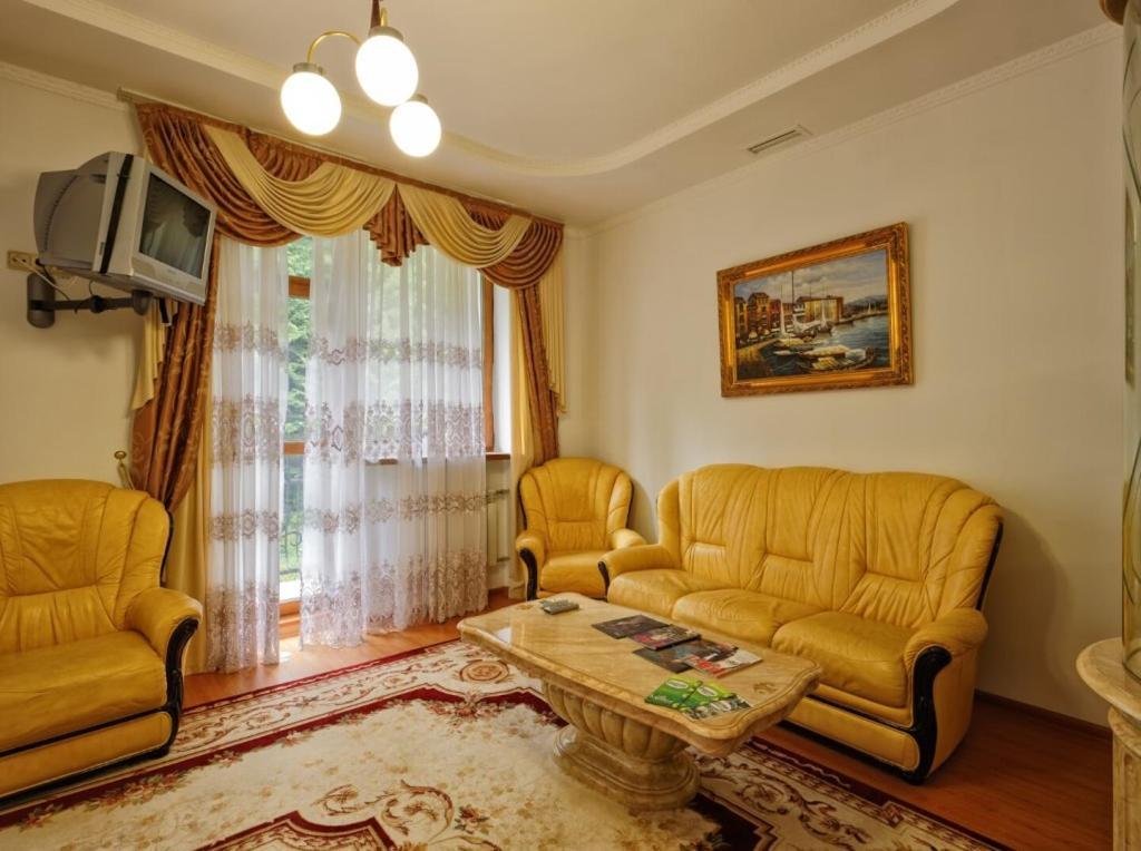 Karpaty Hotell Jaremtje Exteriör bild